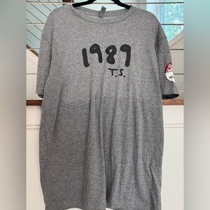 1989 T.S. Taylor swift Grey Graphic Tee unisex medium